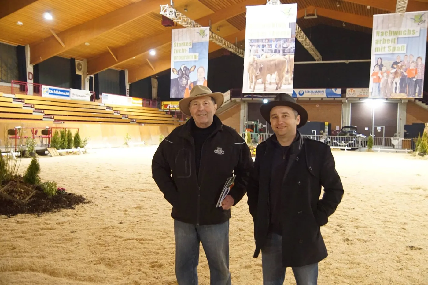 Paul Cristescu și dr. Vasile Pachițanu, cu pălării, într-o sală de licitație de Angus din Germania